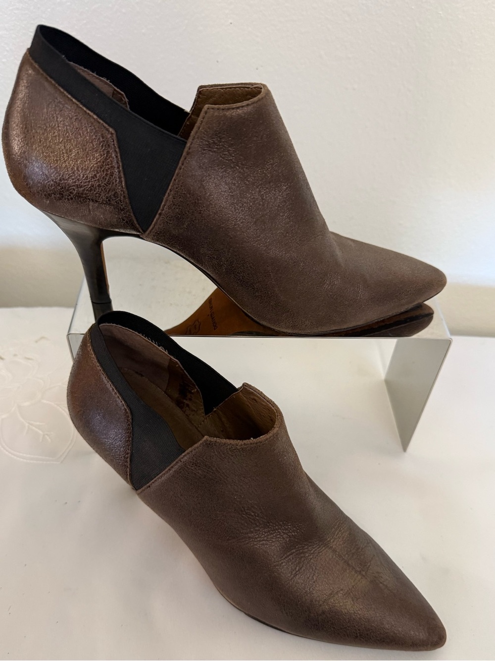 Leather Donald J. Pliner Brown Leather Pointed Ankle Booties. Size 9M